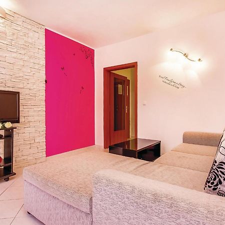 Awesome Apartment In Dobrinj With Wifi ภายนอก รูปภาพ