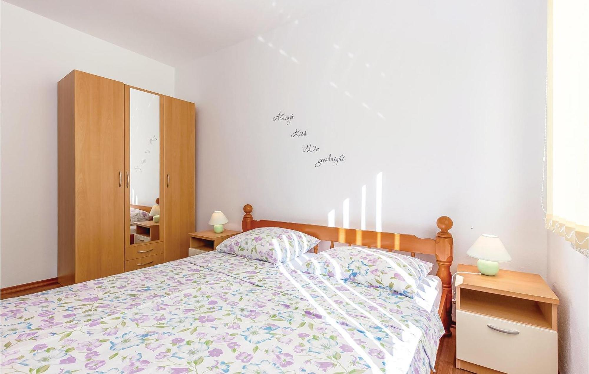 Awesome Apartment In Dobrinj With Wifi ภายนอก รูปภาพ