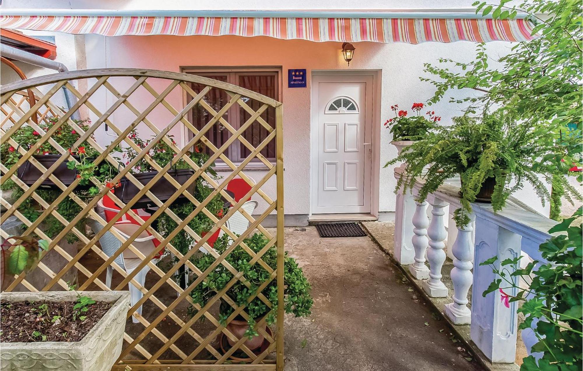 Awesome Apartment In Dobrinj With Wifi ภายนอก รูปภาพ
