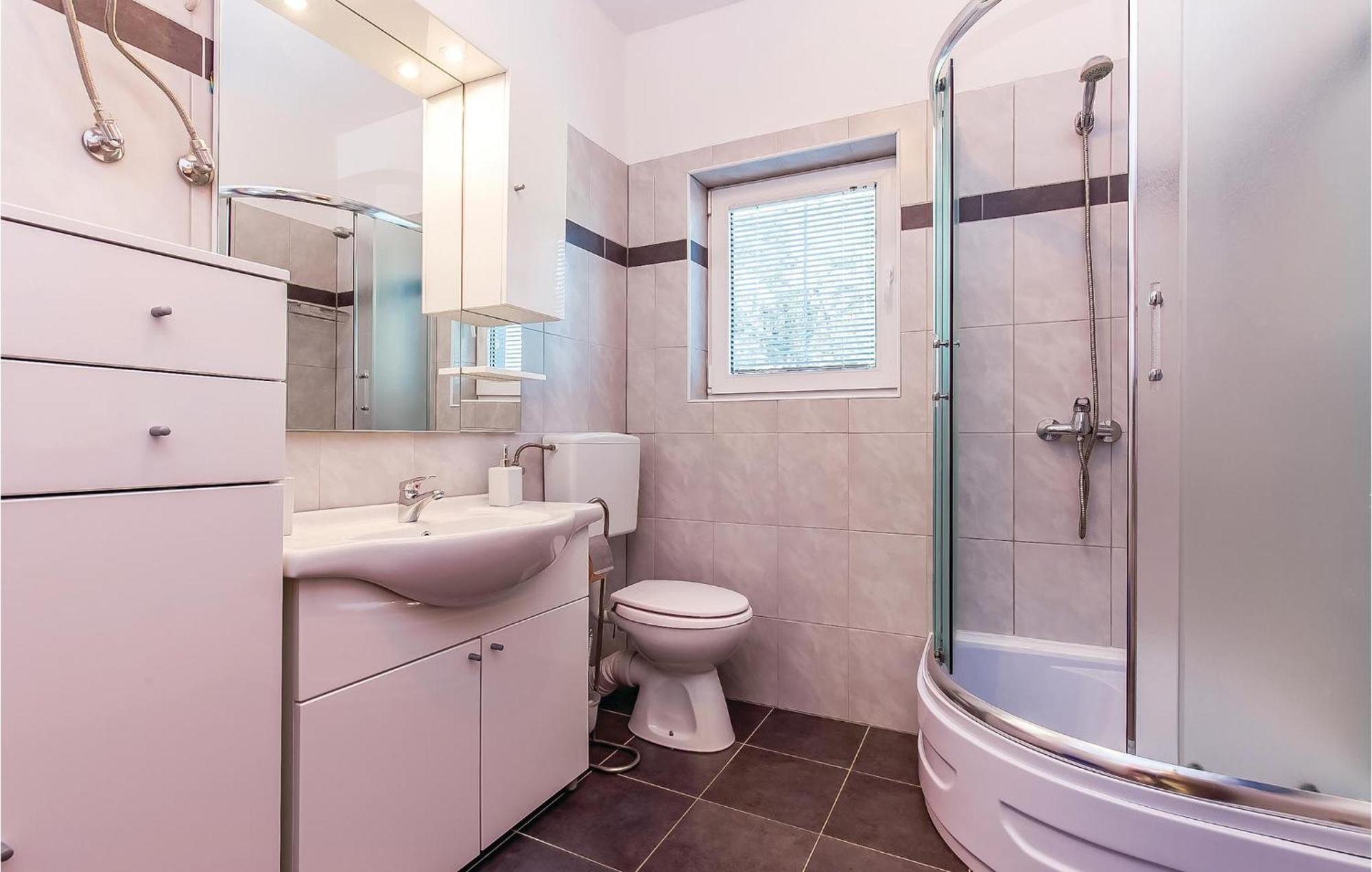 Awesome Apartment In Dobrinj With Wifi ภายนอก รูปภาพ