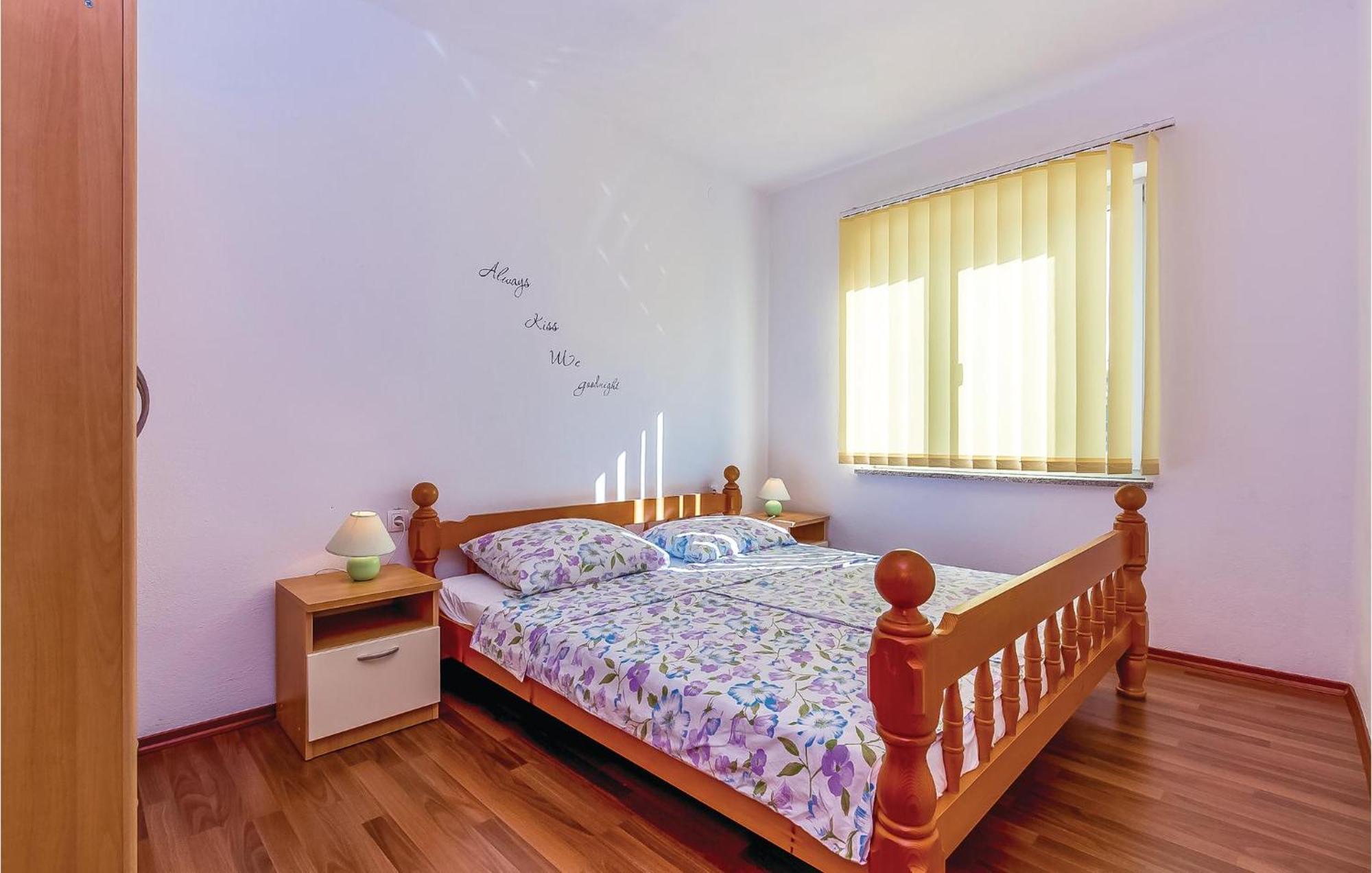 Awesome Apartment In Dobrinj With Wifi ภายนอก รูปภาพ