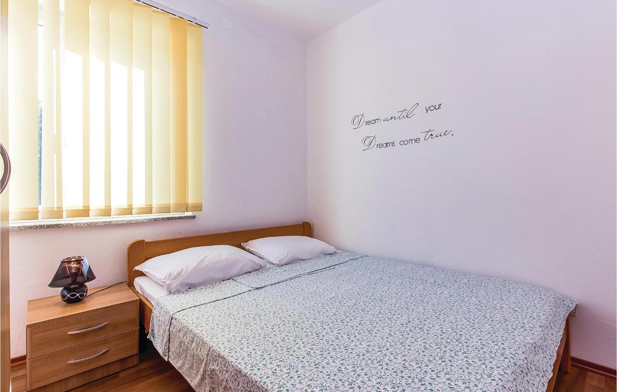 Awesome Apartment In Dobrinj With Wifi ภายนอก รูปภาพ