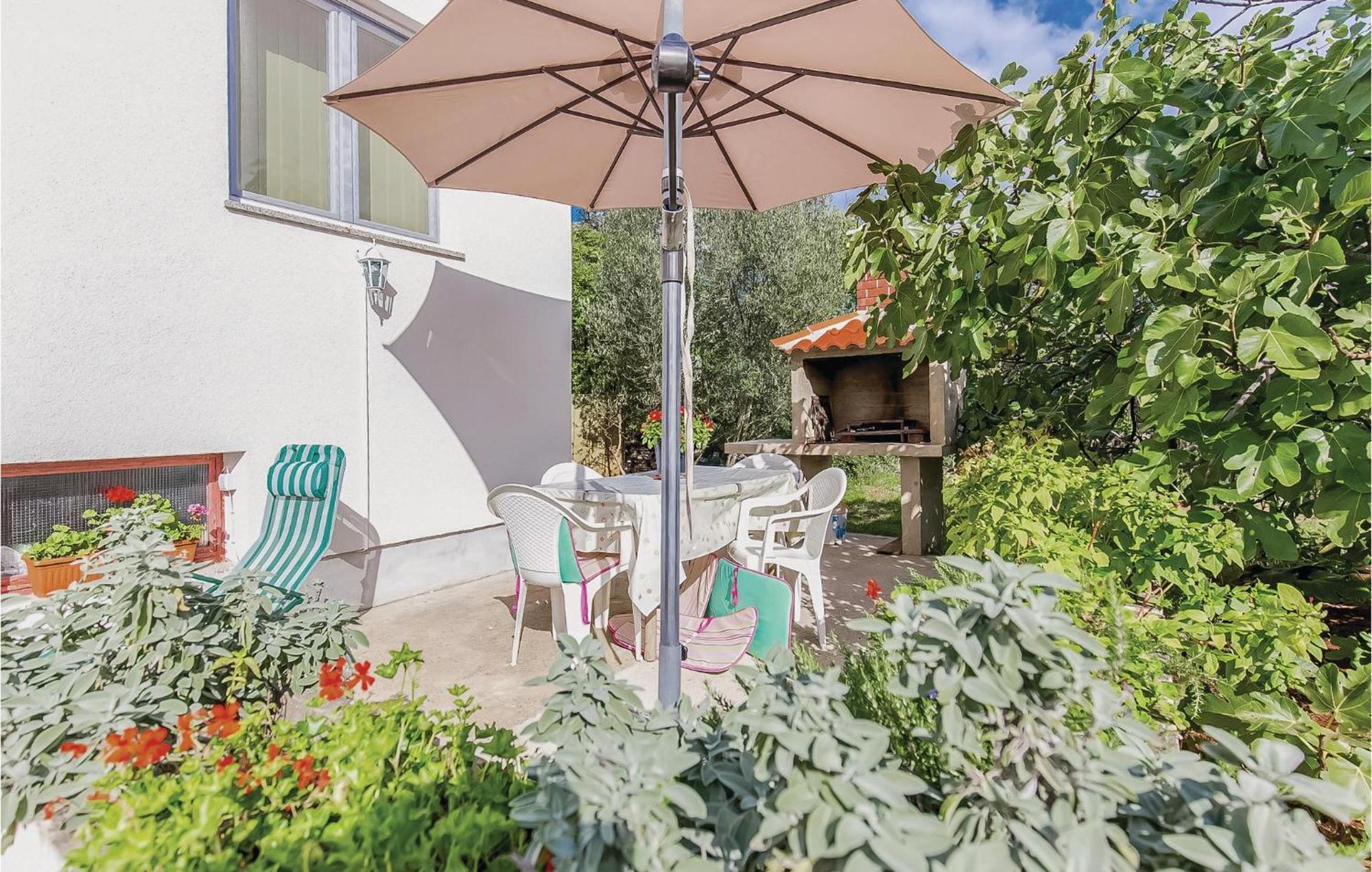 Awesome Apartment In Dobrinj With Wifi ภายนอก รูปภาพ